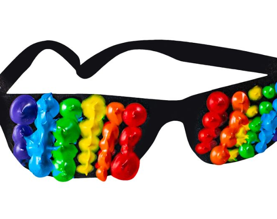 Okulary z kolorowymi plamami farby.