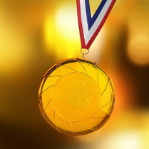 Zdjęcie, na złotym tle złoty medal.