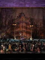 Grupa aktorów operowych na dużej scenie.