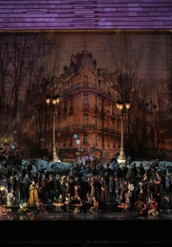 Grupa aktorów operowych na dużej scenie.