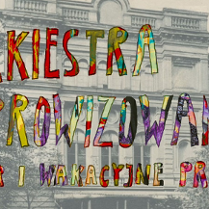 Stylizowan zdjęcie miejskiej kamienicy, a na nim kolorowy napis: Orkiestra improwizowana nabór i wakacyjne próby.