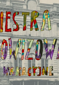 Stylizowan zdjęcie miejskiej kamienicy, a na nim kolorowy napis: Orkiestra improwizowana nabór i wakacyjne próby.