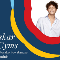 Plakat promujący koncert Oskara Cymsa w Miasteczku Powstańczym. W prawym, górnym narozniku zdjęcie artysty. Granatowe tło, obok czerwone, żółte, niebieskie wstęgi.