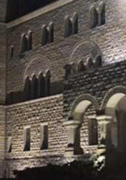 Oświetlony zamek nocą