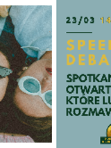 Plakat, który reklamuje otwarte wydarzenie klubu dyskusyjnego - Speed debating. Po jednej stronie zdjęcie leżących trzech osób w okularach słonecznych, po drugiej stronie napisy informujące o wydarzeniu.