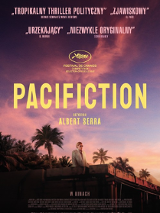 Plakat filmu przedstawia mężczyzne z białym garniturze i okularach przeciwsłonecznych, który przy zachodzie słońca stoi na dachu betonowego budynku.