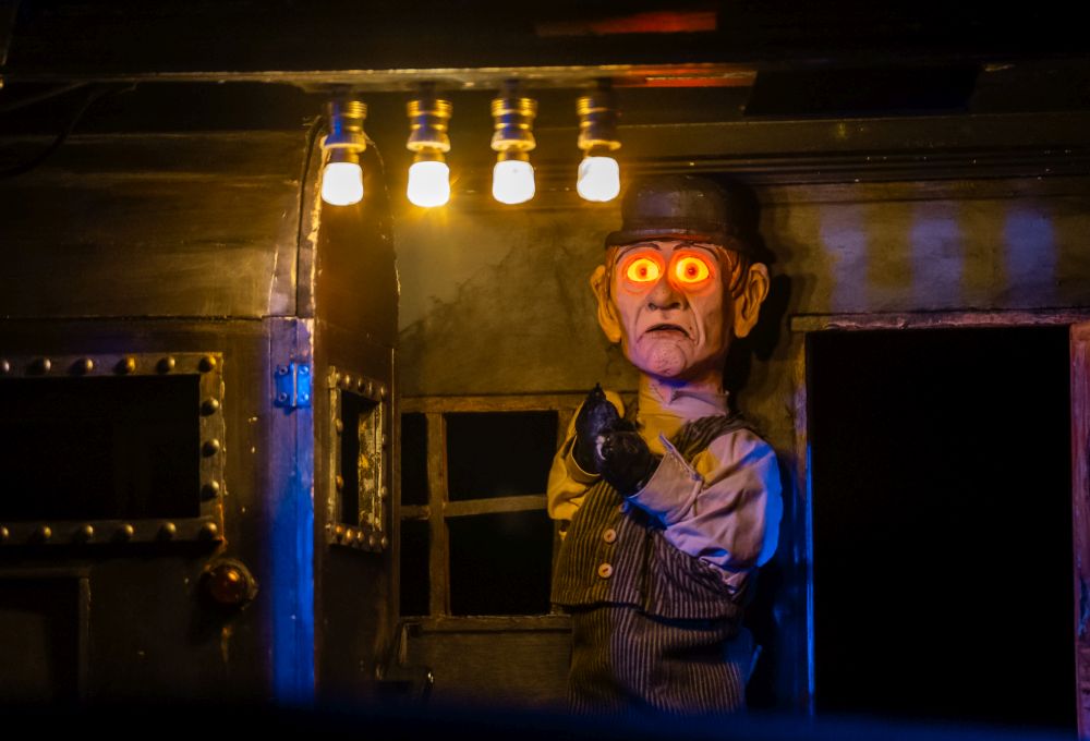 Spektakl "The House", fot. HaWa Pacynka z podświetlonymi na żółto oczami.