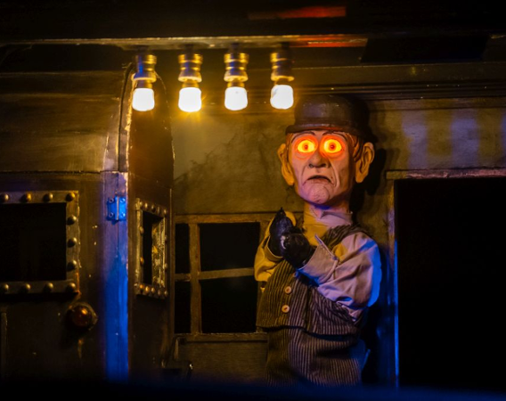 Spektakl "The House", fot. HaWa Pacynka z podświetlonymi na żółto oczami.