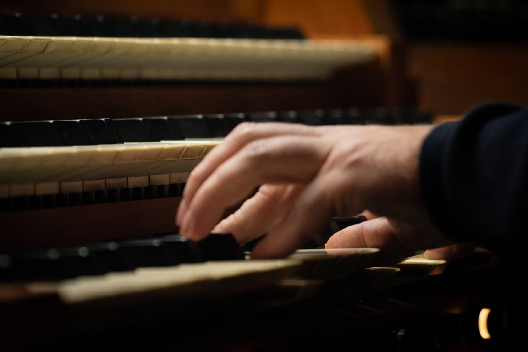 Palce muzyka na klawiszach organów