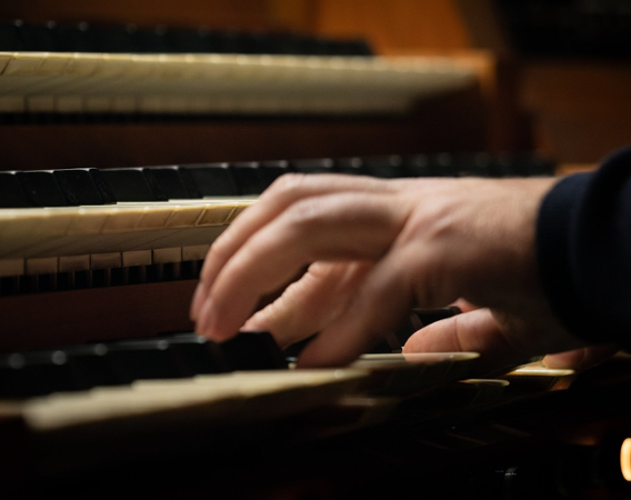 Palce muzyka na klawiszach organów