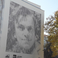 Pani Krystyna patrzy