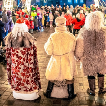 Parada świątecznych postaci na ulicach miasta.