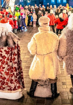 Parada świątecznych postaci na ulicach miasta.
