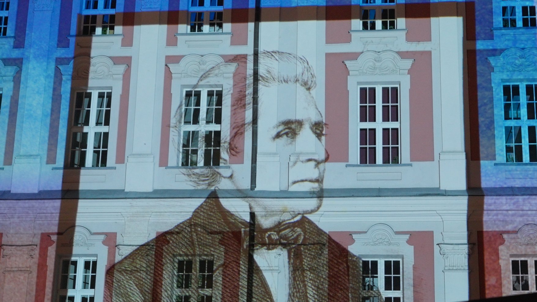 Mapping na fasadzie Urzędu Miasta Poznania z okazji roku Strzeleckiego