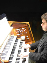 Paweł Kuchnicki przy organach
