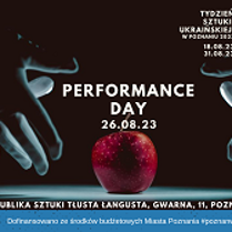 Zdjęcie przedstawiające bordowe jabłko i wyciagnięte w jego kierunku dłonie. Dominują ciemne, czarno-niebieskie barwy. Na środku tytuł wydarzenia i data.