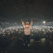 Wieczór. Pezet na scenie. Przed nim publiczność z włączonymi latarkami smartfonów.