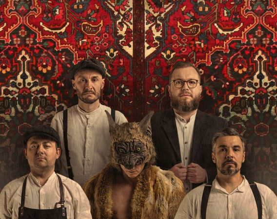 Pięciu mężczyzn na tle wzorzystego dywanu.