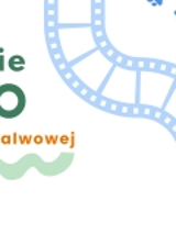 Plakat, który reklamuje Pieskie kino na Malwowej. Przez środek plakatu ciągnie się taśma filmowa, obok której namalowano ślady psich łapek. Z boku napisy pieskie Kino na Malwowej.