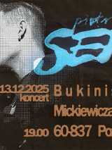 Profil młodego mężczyzny, który śpiewa, ma zamknięte oczy i gestykuluje. Na zdjęciu niebieski napis "piotr sen".