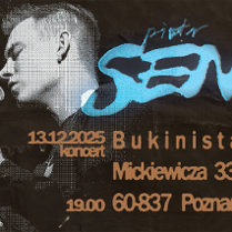 Profil młodego mężczyzny, który śpiewa, ma zamknięte oczy i gestykuluje. Na zdjęciu niebieski napis "piotr sen".