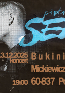 Profil młodego mężczyzny, który śpiewa, ma zamknięte oczy i gestykuluje. Na zdjęciu niebieski napis "piotr sen".