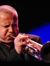 Piotr Wojtasik gra na trąbce