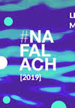 błekitno-fioletowe fale i małe białe i zielone koła. Na tle fal białe napisy,