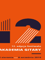 Pomarańczowe tło. Liczba 12 w kolorach: białym i granatowym