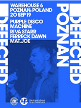 plakat, na niebieskim tle białe litery, Na srodku zdjęcie wykonawcy