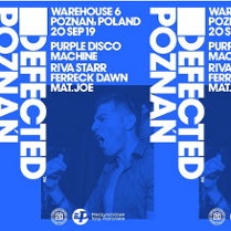 plakat, na niebieskim tle białe litery, Na srodku zdjęcie wykonawcy