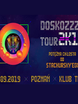 Białe i żółte napisy na granatowym tle