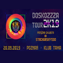 Białe i żółte napisy na granatowym tle