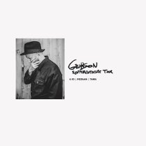 Zdjęcie artysty + czarny napis na jasnym tle