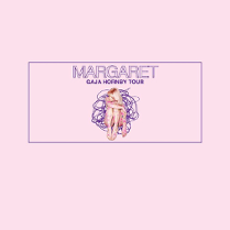 Zdjęcie artystki i fioletowy napis na różowym tle