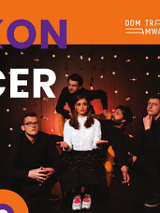 Plakat: członkowie zespołu na scenie