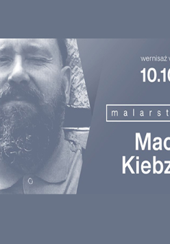 Zdjęcie artysty i biały napis na szarym tle