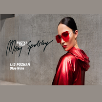 Zdjęcie artystki, czarny i biały napis na szarym tle