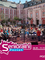 Plakat wydarzenia. Seniorzy siedzą na krzesłach podczas koncertu przed Urzędem Miasta Poznania.