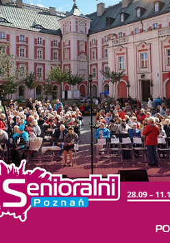 Plakat wydarzenia. Seniorzy siedzą na krzesłach podczas koncertu przed Urzędem Miasta Poznania.