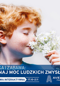 Dziecko wącha kwiaty.