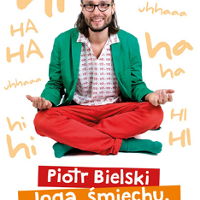 Piotr Bielski siedzący po turecku