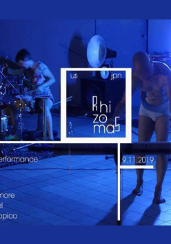 Artyści w trakcie występu, niebieskie tło