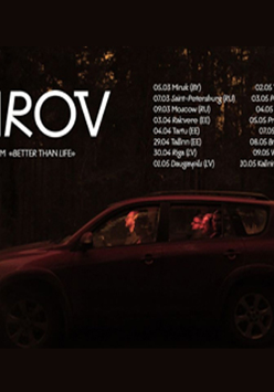 Grupa osób jadących samochodem, ciemna kolorystyka zdjęcia, białe napisy