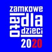 Czerwony lew w białych butach na niebieskim tle. Na górze białe litery.