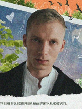 Po lewej wokalista zespołu, po prawej napisy informujące o wydarzeniu