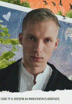 Po lewej wokalista zespołu, po prawej napisy informujące o wydarzeniu