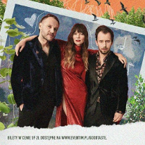 Po lewej członkowie zespołu, po prawej napisy informujące o wydarzeniu