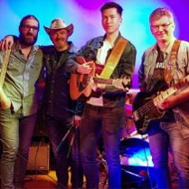 Na zdjęciu członkowie zespołu, po lewej napisy informujące o wydarzeniu