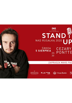 Bordowe tło. Po lewej mężczyzna z założonymi rekoma. Po prawej białe napisy.